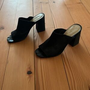 SAKS FIFTH AVE black pumps